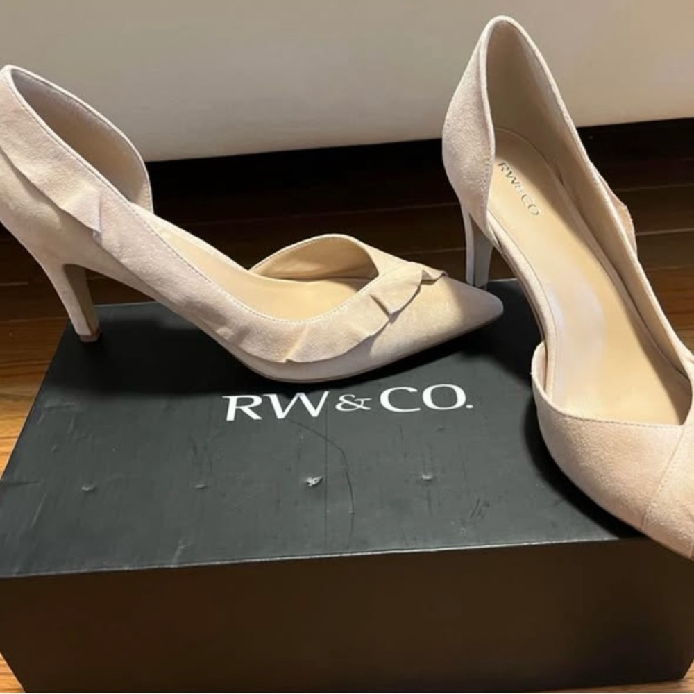RW&CO. Cream Heels with Pointed Toe and Stiletto Heel